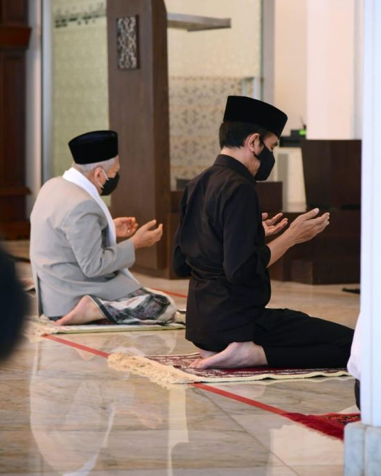 Pandemic prayer: Vice President Ma’ruf Amin (left) and President Joko Widodo at the Masjid Baiturrahim in Jakarta, August 2020 (Credit: @jokowi on Twitter)