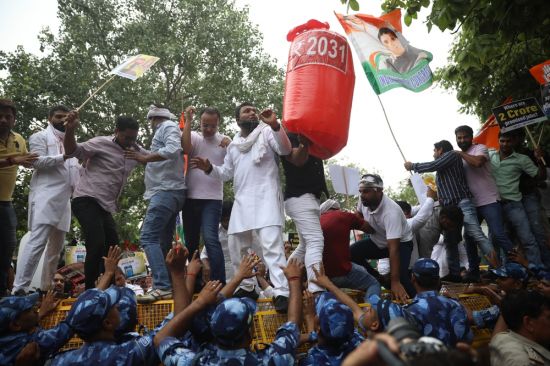 Youth members of the Congress Party protest inflation, Delhi, July 2022: Food prices have been going up due to global as well as domestic factors, mainly related to supply shocks and global increases in oil prices (Credit: Photo Delhi / Shutterstock.com)
