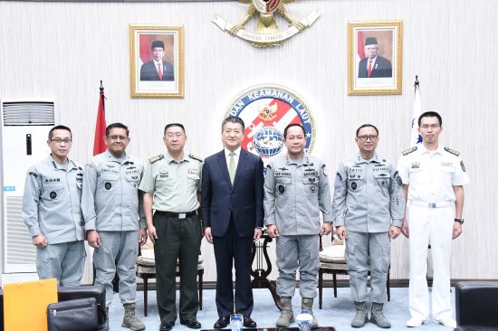 Cooperative spirit: Chinese ambassador to Jakarta Lu Kang called on Indonesian Maritime Security Agency (BAKAMLA) chief Vice Admiral Aan Kurnia on February 20, 2023 (Credit: Embassy of the People’s Republic of China in the Republic of Indonesia)