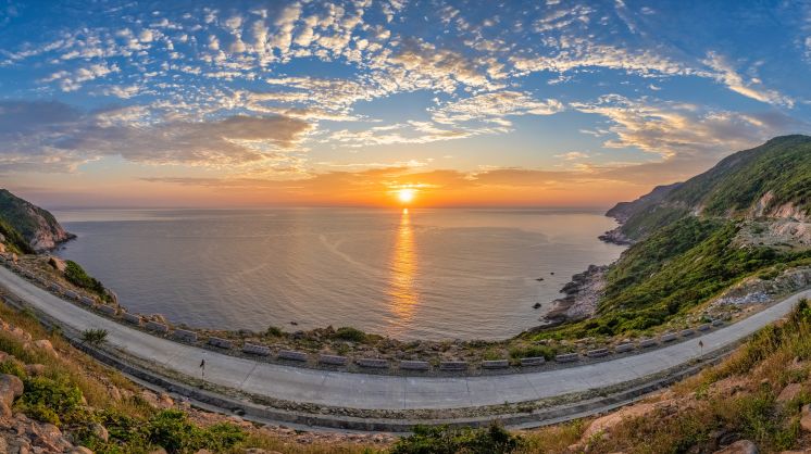 Vietnam’s Reef People Harvest the Waves: Hollywood Mirrors a Way of Life