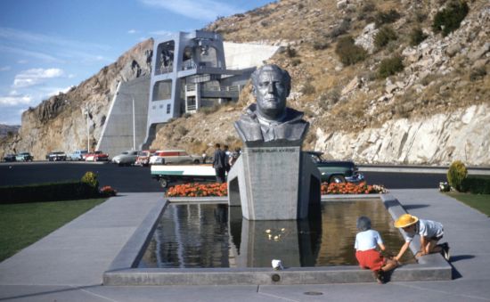 Memorial to FDR at the Grand Coulee Dam in the US state of Washington in the 1950s: The federal government itself funded and constructed large-scale public works projects (Credit: from the collection of foundin_a_attic)