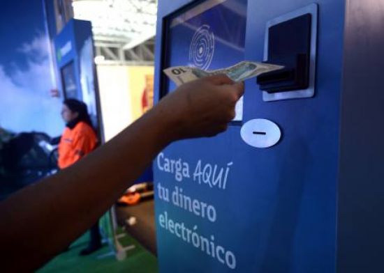 Ecuador experiment: Charging a Dinero Electrónico account, 2016 (Credit: karen cumbicos)