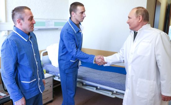 The nobility of service: The president visits troops at a military hospital in Moscow (Credit: President of Russia)