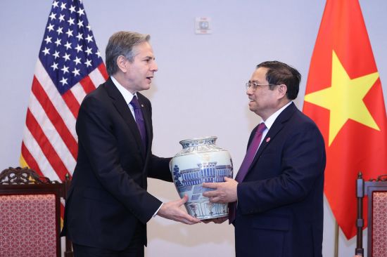 Vietnam Prime Minister Phạm Minh Chính gives gift to US Secretary of State Antony Blinken, Washington, May 13: While the IPEF may not be what ASEAN hoped, it could yield opportunities in sectors such as IT and green technology (Credit: Duong Giang/VNA)