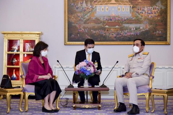 Newly-appointed UN special envoy on Myanmar, Noeleen Heyzer, meets Thai Prime Minister Prayuth Chan-o-Cha, January 17, 2022 (Credit: Office of the Prime Minister, Royal Thai Government)