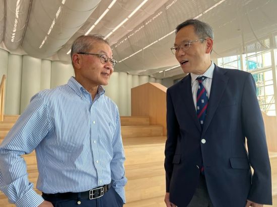 Global cooperation for pandemic preparedness: Columbia University researcher David Ho (left) with Professor Lau Chak-sing, dean of the Faculty of Medicine at The University of Hong Kong, July 14 (Credit: Yuen-ying Chan)
