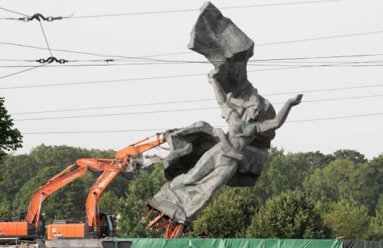 Removal of the "Monument to the Liberators of Soviet Latvia and Riga from the German Fascist Invaders", August 22, 2022 (Credit: Sintija Zandersone/LETA)