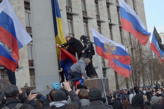 Pro-Russia supporters in Donetsk, Ukraine, after Moscow took control of Crimea, March 2014 (Credit: Andrew Butko)