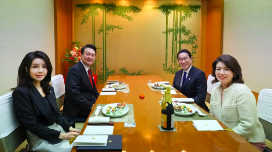 Neighbors being neighborly: The South Korean and Japanese leaders and their wives on a night out in Ginza, Tokyo (Credit: Prime Minister’s Office of Japan)