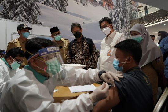 Minister of Health Budi Gunadi Sadikin tours a vaccination center in Depok (Credit: Kementerian Kesehatan Republik Indonesia)