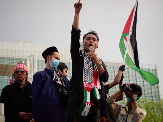 Indonesia stands with the Palestinians: Demonstration outside the US embassy in Jakarta after Israeli airstrikes on the Gaza Strip, May 2021 (Credit: Kevin Herbian / Shutterstock.com)
