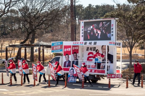 In Ulsan, supporters of Yoon Suk-yeol of the opposition People Power Party perform: Has South Korea "delinked" from the US? (Credit: Luke W Choi / Shutterstock.com)