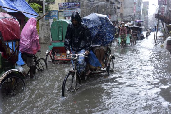 Climate challenged in Dhaka, Bangladesh: By 2050, over 570 coastal cities and some 800 million people around the world will be threatened by rising sea levels and storm surges (Credit: Sk Hasan Ali / Shutterstock.com)
