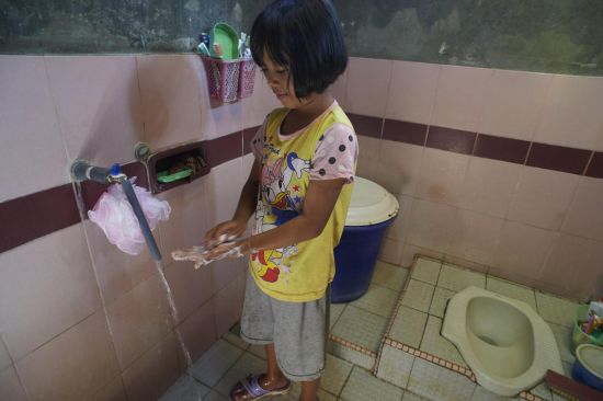 Keep clean and grow: Stunting can be caused by poor environmental conditions and bad hygiene (Credit: Noorani/UNICEF)
